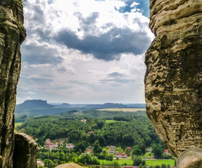 Obraz premium landscape framed by sandstone pillars