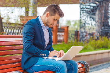 деловой человек с ноутбуком в парке © lufotolab