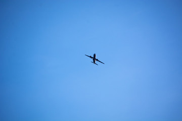 Fototapeta na wymiar samolot na niebie
