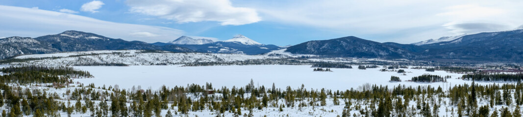 BEAUTIFUL PANORAMA VIEW OF DILLON RESERVOIR AND ROCKY MOUNTAINS IN WINTER / FRISCO / COLORADO / USA