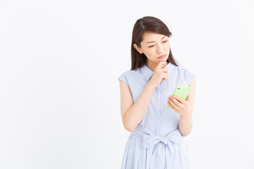 スマホを見る女性　考える