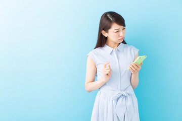 スマホを見る女性　考える