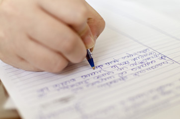 Obraz premium woman writing on paper