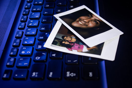 teclado com foto em cima de homem e uma menina