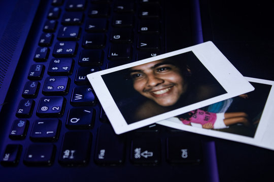 teclado com foto em cima de homem e uma menina