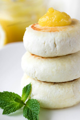 Cheesecakes on rice flour with lemon kurd for breakfast