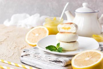 Cheesecakes on rice flour with lemon kurd for breakfast