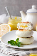 Cheesecakes on rice flour with lemon kurd for breakfast