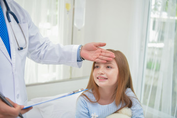 Fototapeta premium Health Concepts. The doctor is examining the health of the child. Children are happy in the hospital.