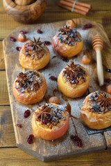 Baked apples with spices
