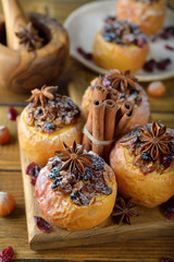 Baked apples with spices