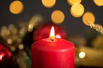 Obraz na płótnie Canvas Ein Adventskranz, rote Kerze und Dekoration zu Weihnachten