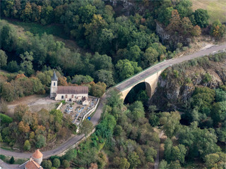 Fototapeta premium vue aérienne du pont romain et du pont moderne à Pierre-Perthuis dans l'Yonne en France