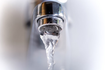 Wasserhahn von unten