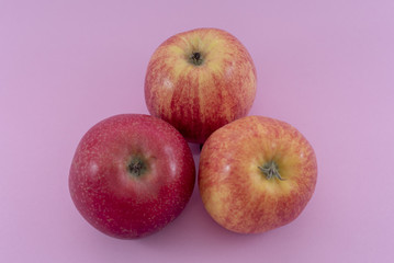 Obst vor rosa Hintergrund Nahaufnahme