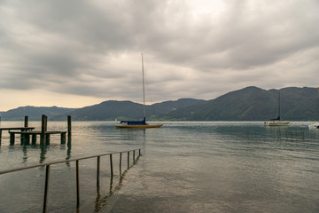 Fototapeta na wymiar Schöner See mit Alpen im Hintergrund