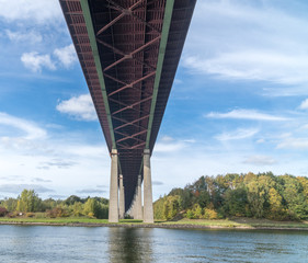 Große Brücke aus Stahl von unten