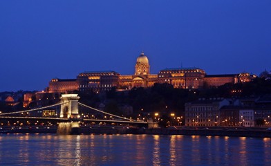 Atardecer con el bastión de los pescadores y puente de las cadenas iluminados en Budapest.