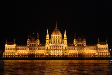 Fototapeta na wymiar Parlamento de Budapest iluminado de noche (Hungría).