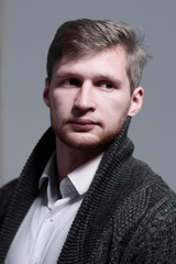 Obraz premium close up.a stylish young man in a cardigan.isolated on grey background