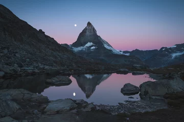 Cercles muraux Cervin Twilight at the Riffelsee, with reflections of the Matterhorn and the full moon.