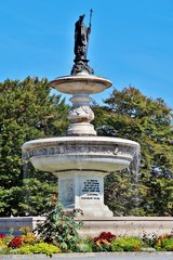 Fototapeta premium Würzburg, Kiliansbrunnen vor dem Hauptbahnhof