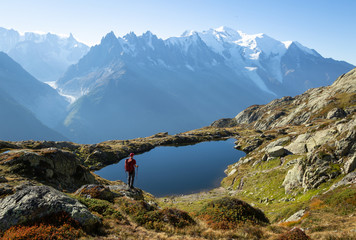 Wanderer mit Blick auf den Lac des Cheserys auf der berühmten Tour du Mont Blanc in der Nähe von Chamonix, Frankreich.