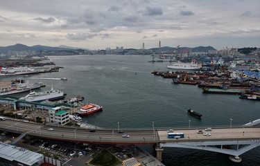Fototapeta na wymiar a view of the port city of Bus