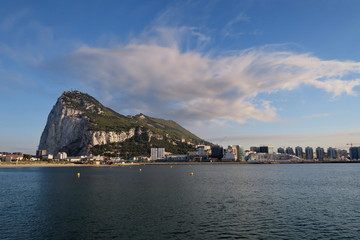 Rocher de Gibraltar au bord de la mer