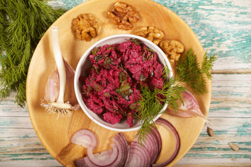 салат из свеклы свежий стоит на столе 