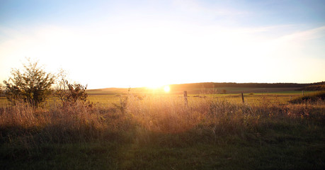 Sonnenuntergang im Herbst über den Feldern