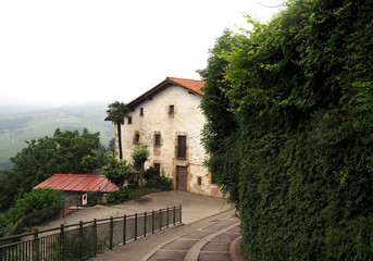 Fototapeta na wymiar Casa del pueblo de Aia en Gipuzkoa