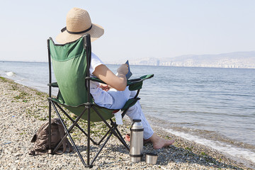 Obraz premium sahil kenarında piknik yapan kadın