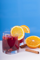 Бокалы с глинтвейном на синем фоне