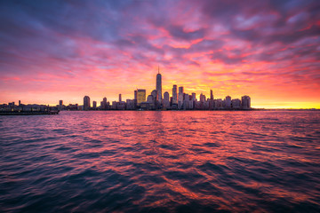 Spectaculaire zonsondergang boven de skyline van Manhattan in New York City, VS