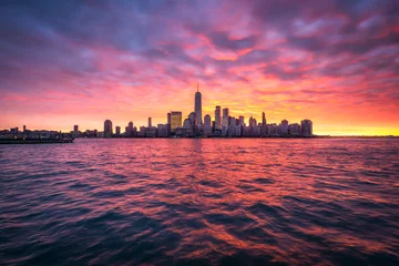 Fototapeten Spektakulärer Sonnenuntergang über der Manhattan skyline in New York City, USA © eyetronic