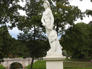 Obraz premium Statue in the park Priory Castle