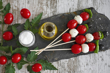 Tomato cherry and mozzarella brochettes