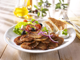 Kebab / Kebab mit Fadenbrot und Bauernsalat 