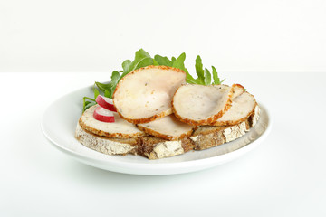 H&auml;hnchenbrustfilet auf Brot