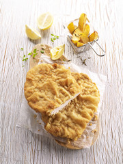Schnitzel, / Schnitzel mit Kartoffelspalten