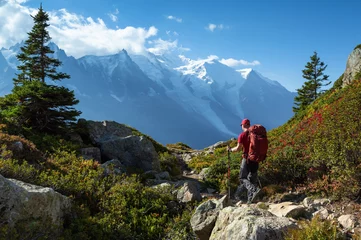 Photo sur Plexiglas Mont Blanc Un homme en randonnée sur le célèbre Tour du Mont Blanc près de Chamonix, France.