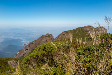 Fototapeta na wymiar Ridges and vegetation of the Serra dos Órgãos National Park, Teresópolis, Brazil