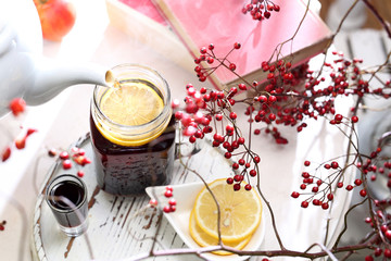 Herbaciarnia. Szklanka pysznej herbaty z cytryna owocami wiśni i sokiem wiśniowym.
