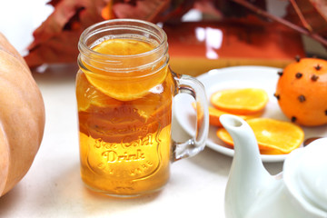 Jesienna herbata z pomarańczą i goździkami. - obrazy, fototapety, plakaty
