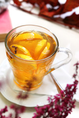 Herbata z owocami i przyprawami. Rozgrzewający napój na jesienne wieczory