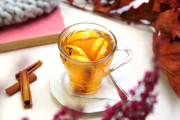Rozgrzewająca herbata z pomarańczą, cynamonem i goździkami. - obrazy, fototapety, plakaty