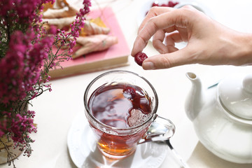 Rozgrzewająca jesienna herbata z malinami. - obrazy, fototapety, plakaty