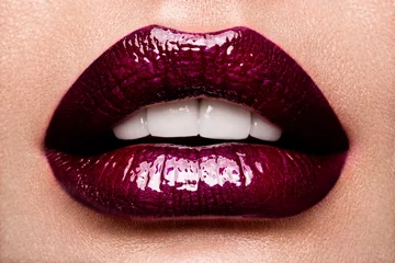 Foto op Aluminium Mooie vrouw met rode glanzende lippen close-up, zoals een kers © korabkova1