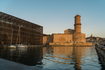 Festungsanlage an der Einfahrt zum alten Hafen von Marseille in der Dämmerung ohne Wolken